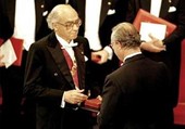 Saramago recebe Prémio Nobel da Literatura em 1998 http://www.publico.pt/Cultura/e-saramago-chorou_1442576